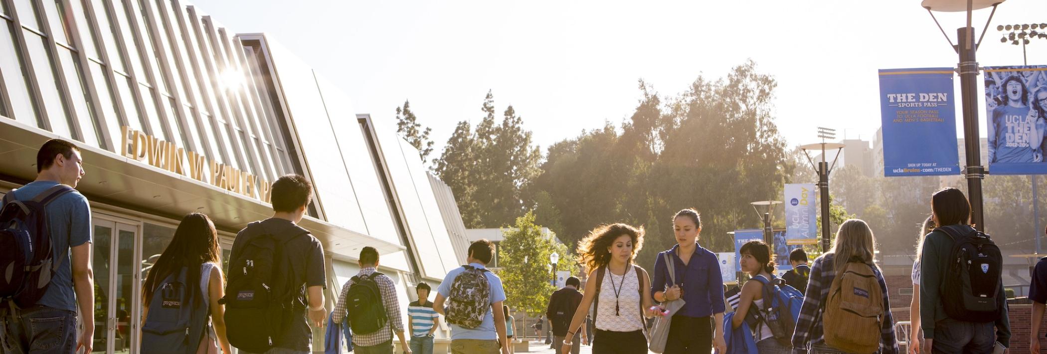 Bruinwalk in late afternoon with students